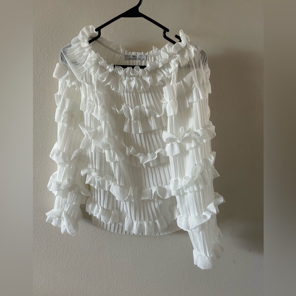 NWOT White Off The Shoulder - Ruffle shoulder - Chiffon - Size Small/medium